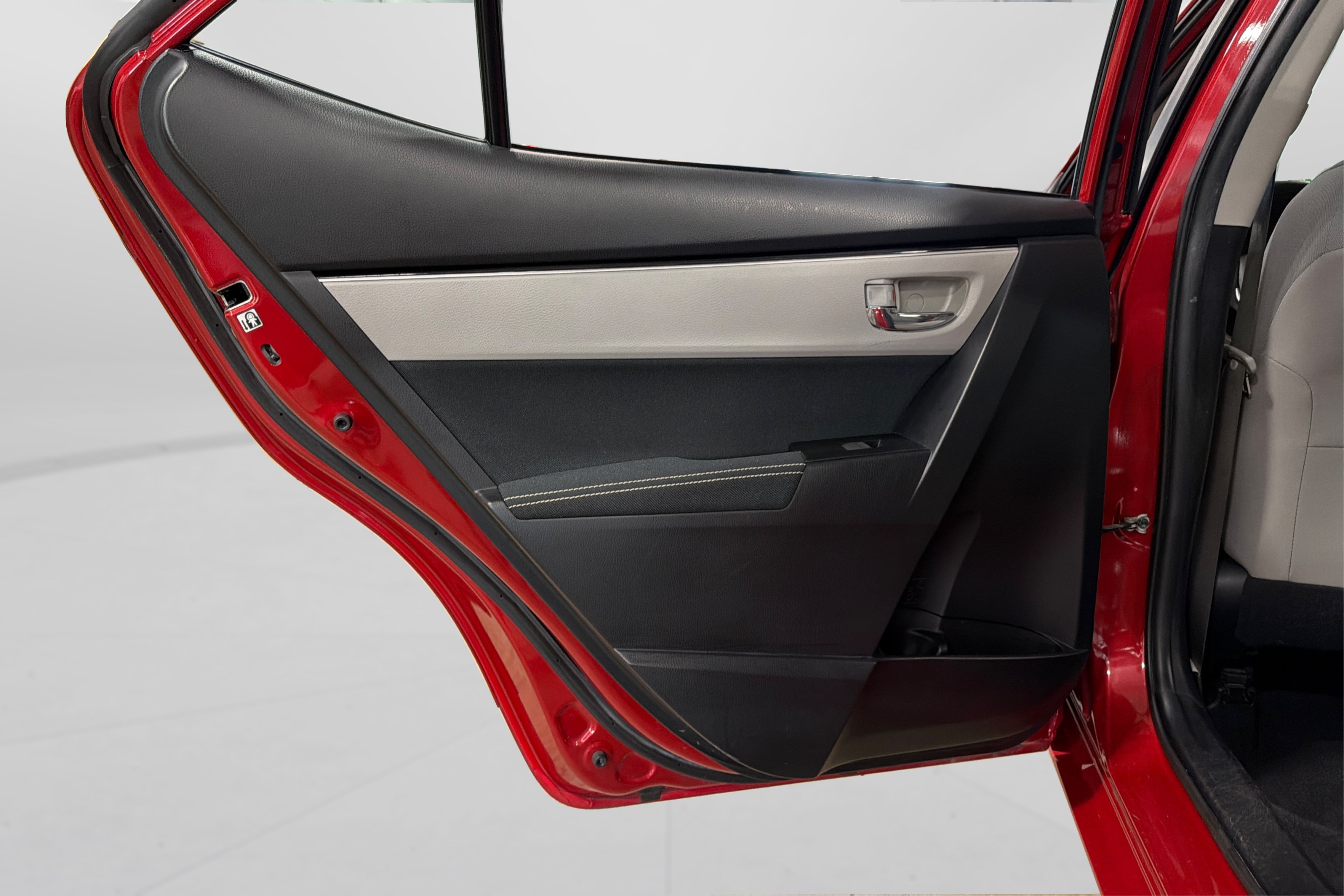 Used 2018 Toyota Corolla LE FWD image 31