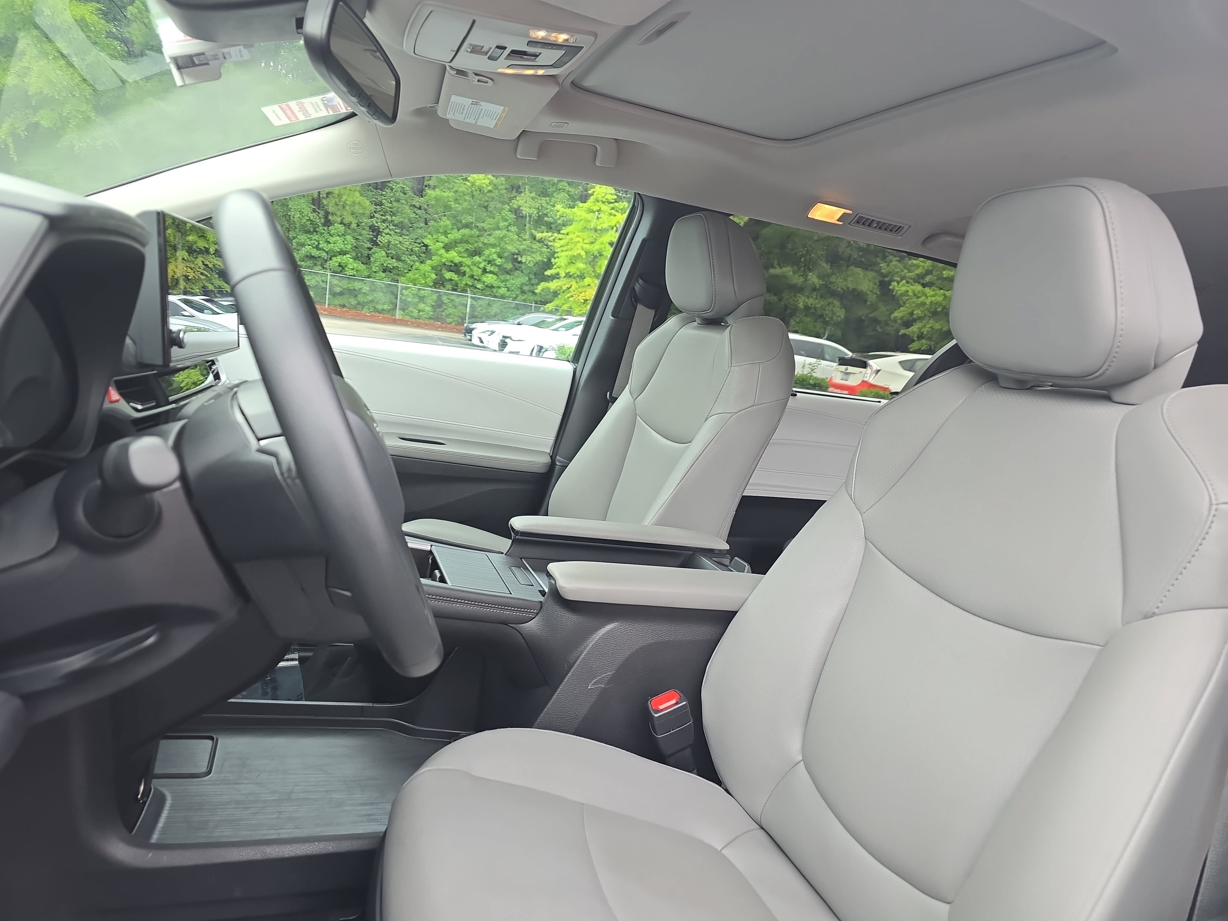 Used 2025 Toyota Sienna XLE FWD image 15