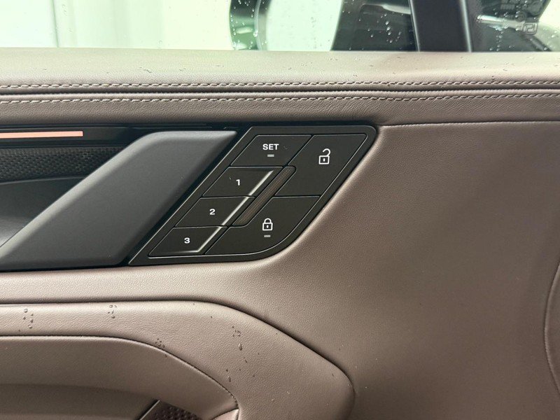 New 2026 Porsche Cayenne Turbo AWD/4WD image 17