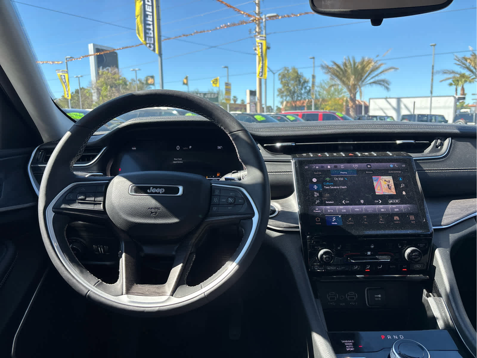 Used 2023 Jeep Grand Cherokee Limited w/ Black Appearance Package image 12