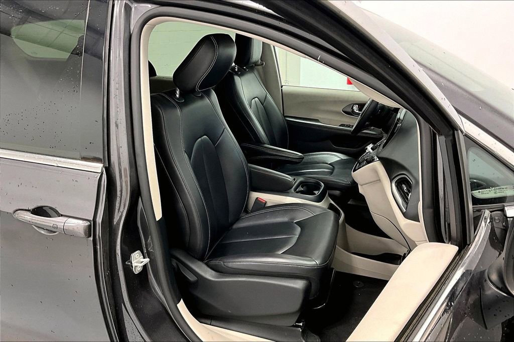 Used 2023 Chrysler Pacifica Touring-L image 10