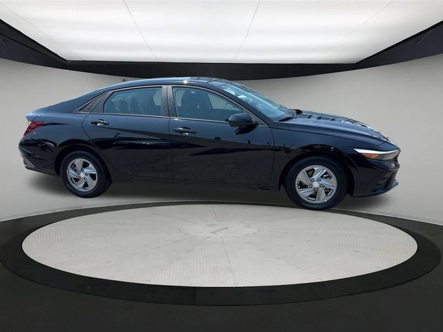 Used 2025 Hyundai Elantra SE FWD image 6