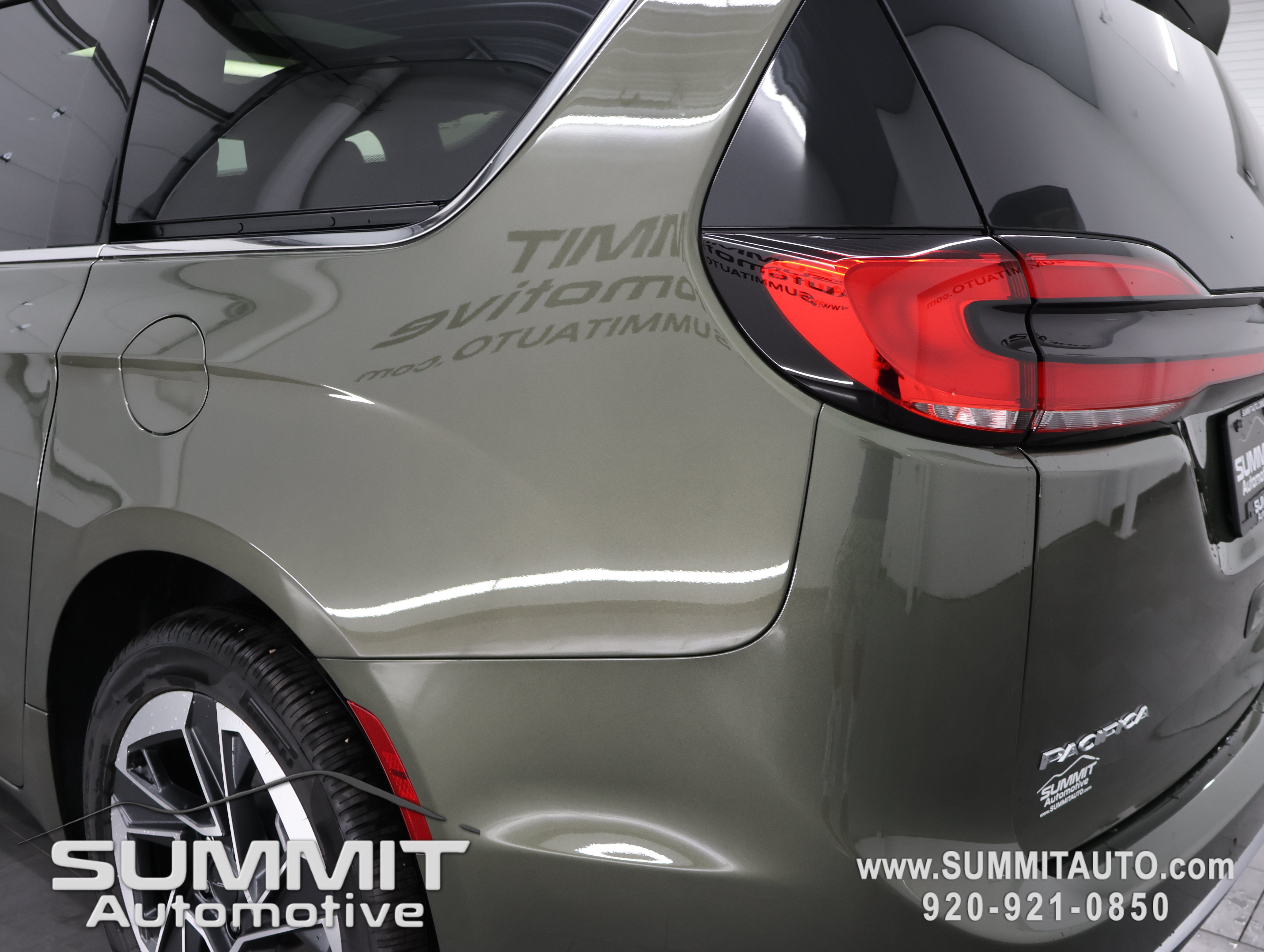 New 2027 Chrysler Pacifica Limited AWD/4WD image 36