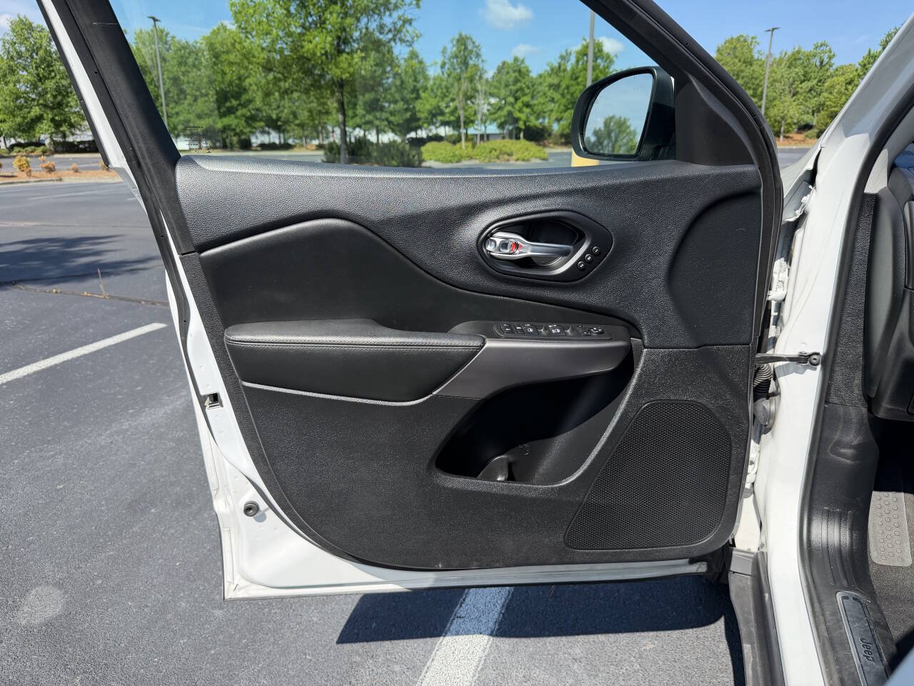 Used 2019 Jeep Cherokee Limited AWD/4WD image 11