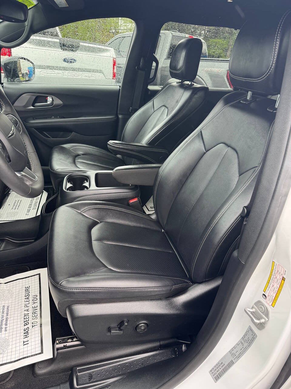 Used 2025 Chrysler Pacifica Select FWD image 10