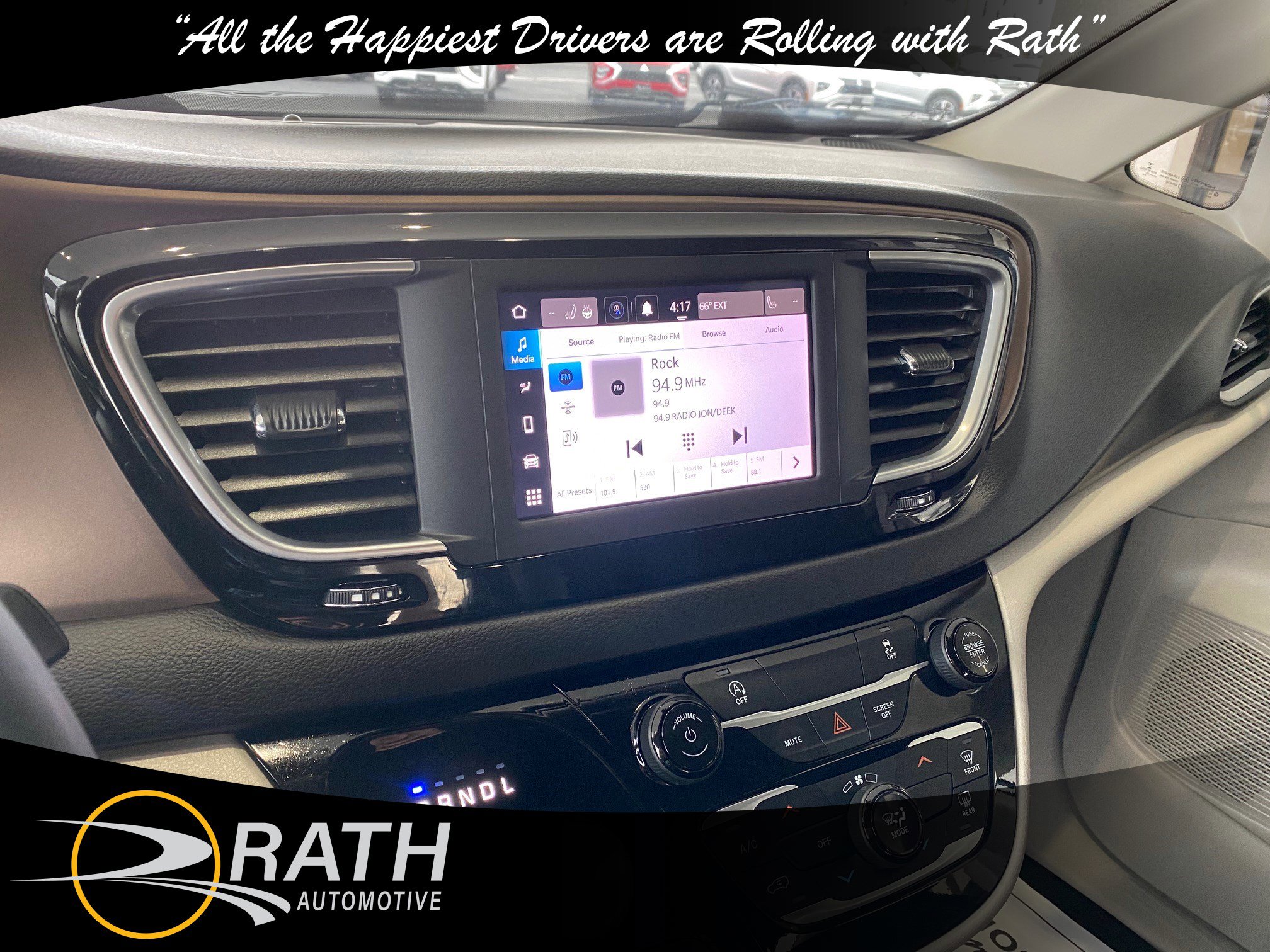 Used 2022 Chrysler Voyager LX image 14