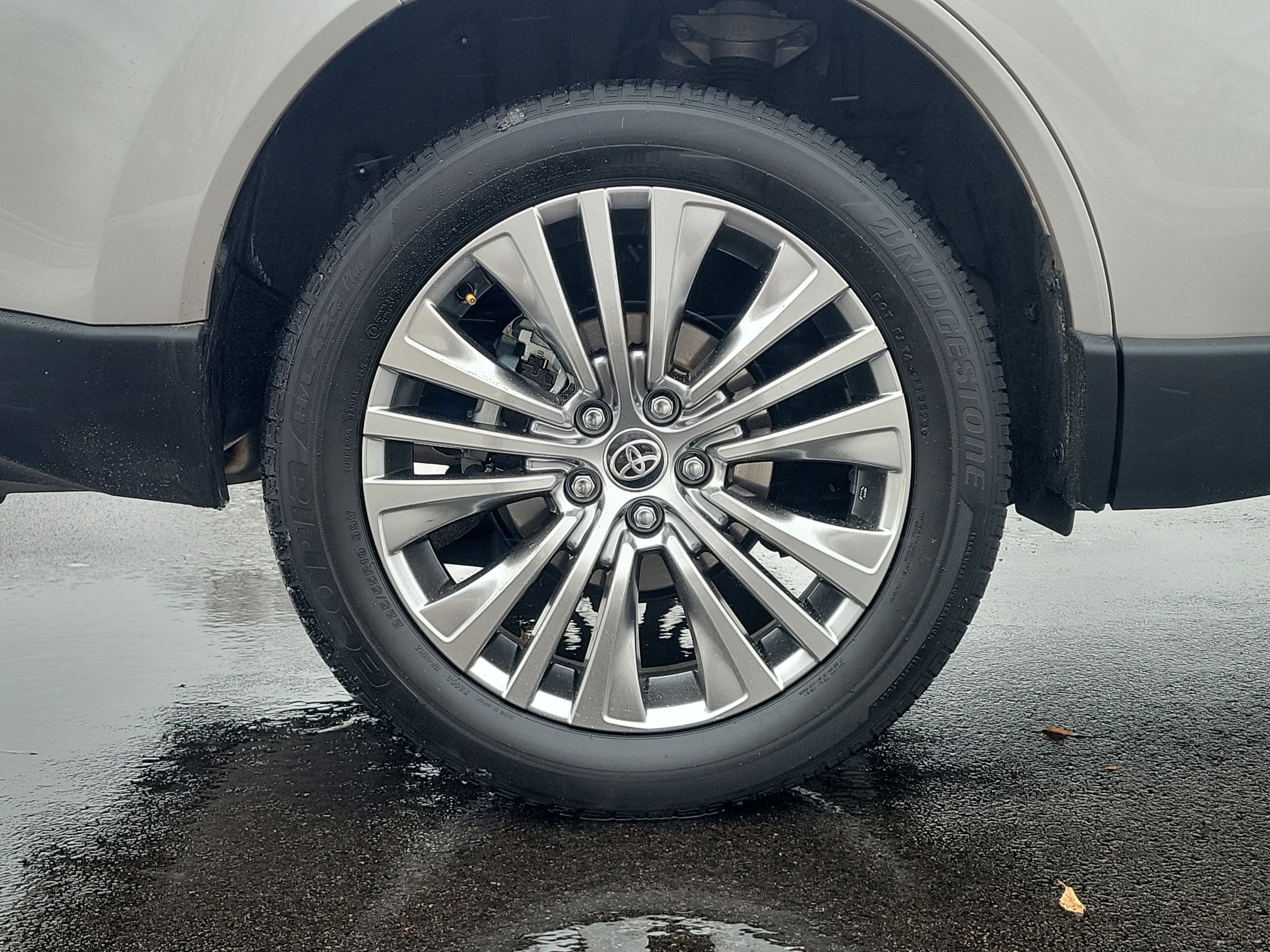 Used 2023 Toyota Venza Limited image 5