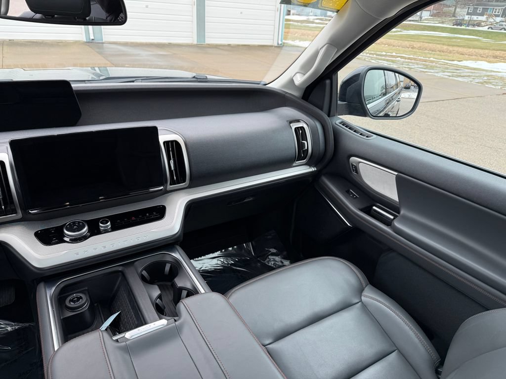Used 2025 Ford Expedition Active AWD/4WD image 31