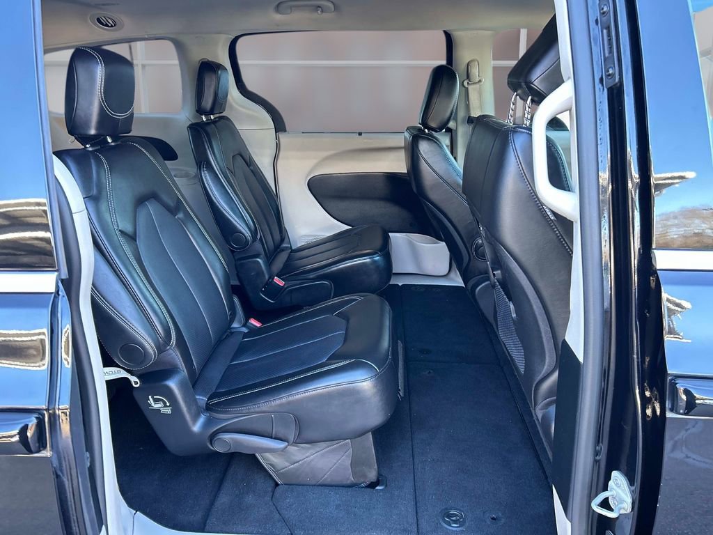 Used 2024 Chrysler Pacifica Touring-L image 15
