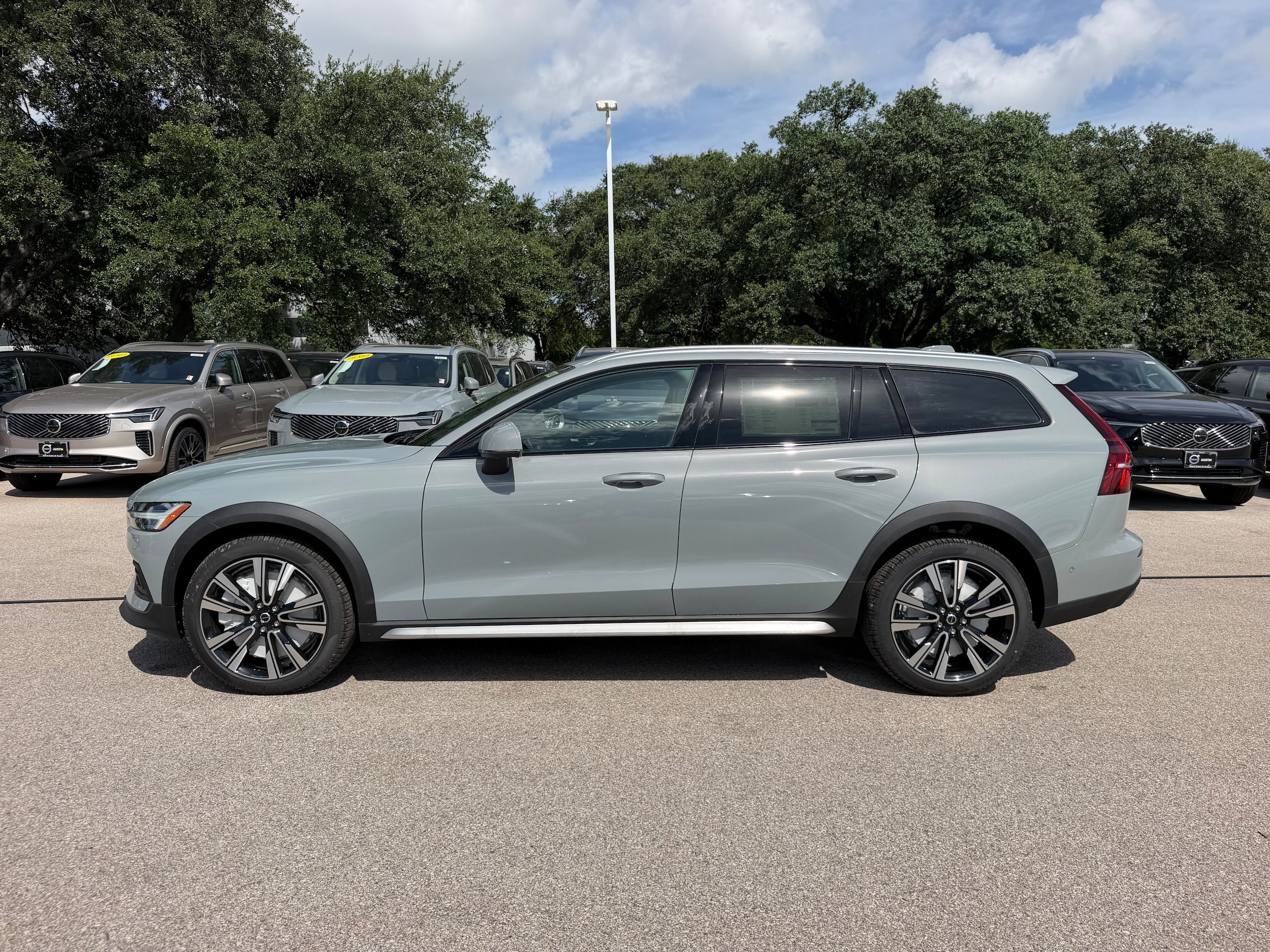New 2026 Volvo V60 B5 Cross Country Ultra w/ Climate Package AWD/4WD image 3