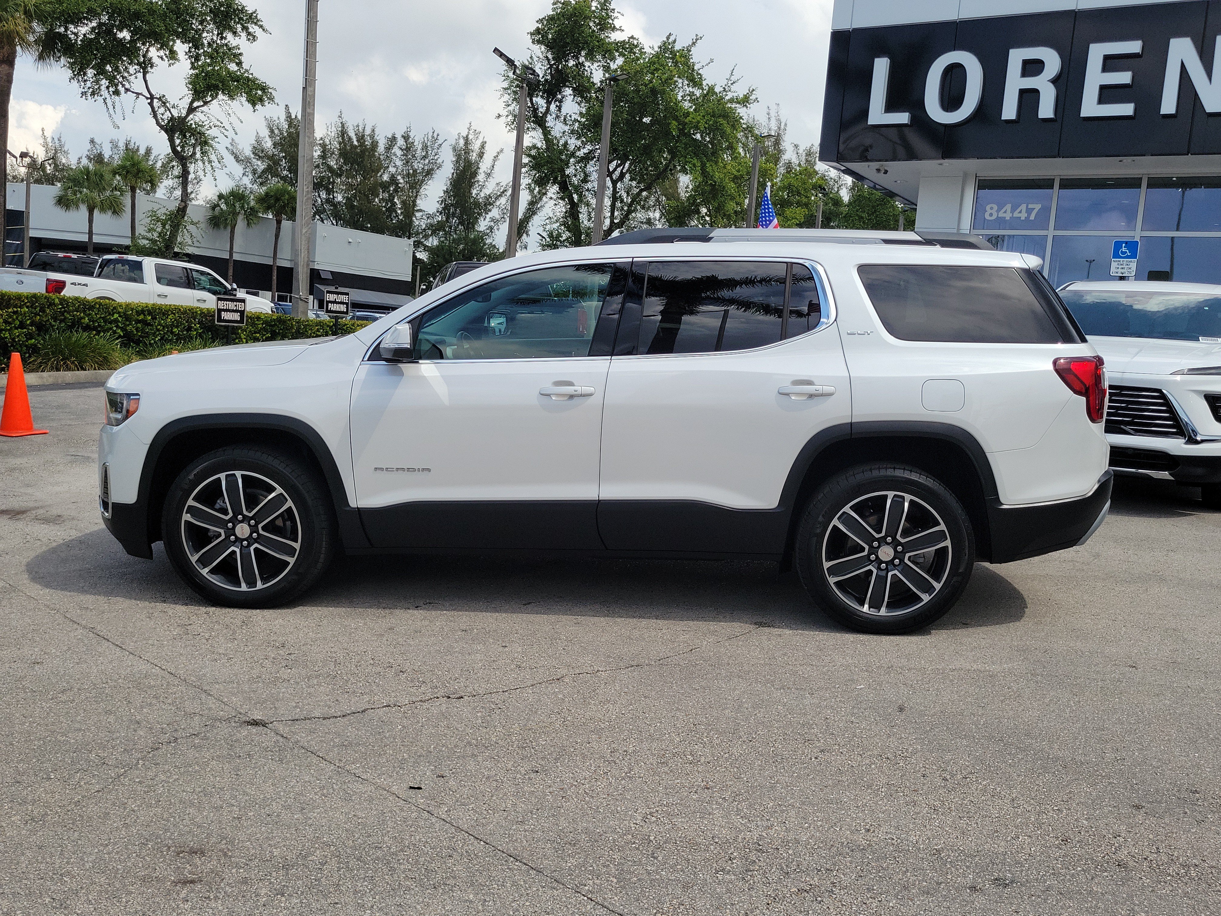 Used 2023 GMC Acadia SLT w/ Technology Package FWD image 8