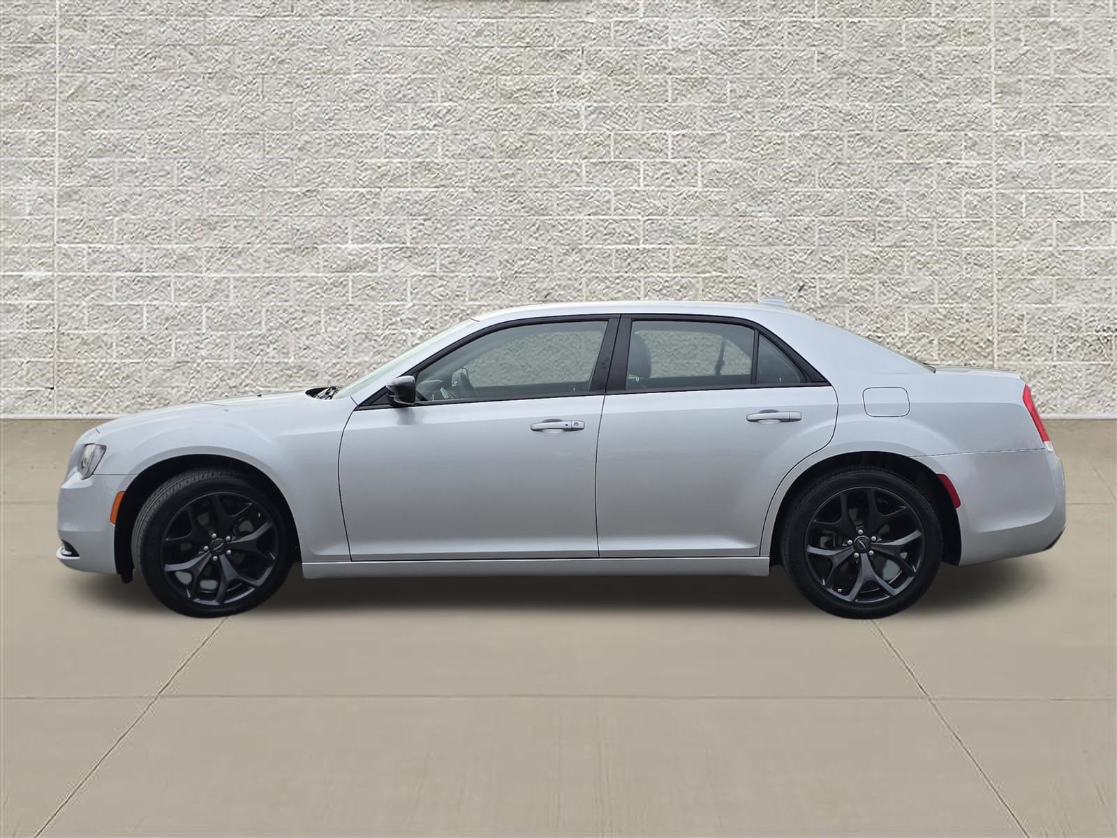 Used 2023 Chrysler 300 Touring w/ Sport Appearance Package RWD image 4