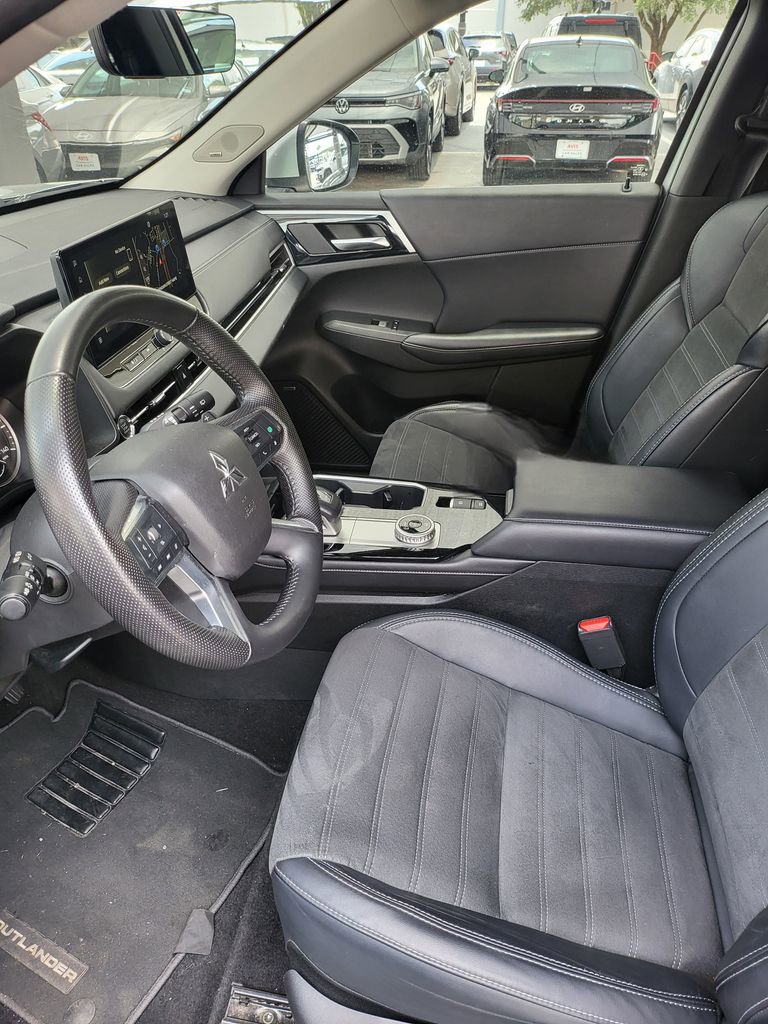 Used 2025 Mitsubishi Outlander SE AWD/4WD image 3