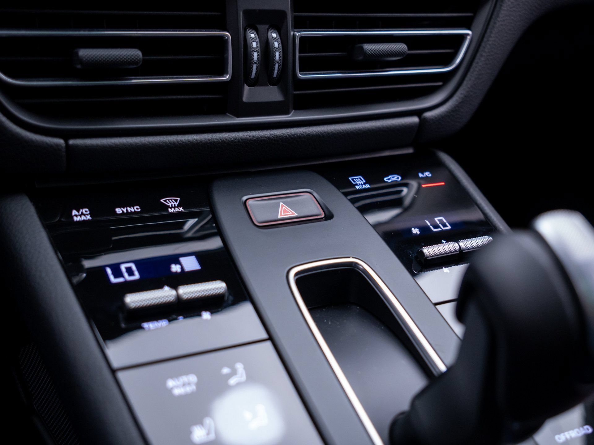 Certified 2025 Porsche Macan AWD/4WD image 25
