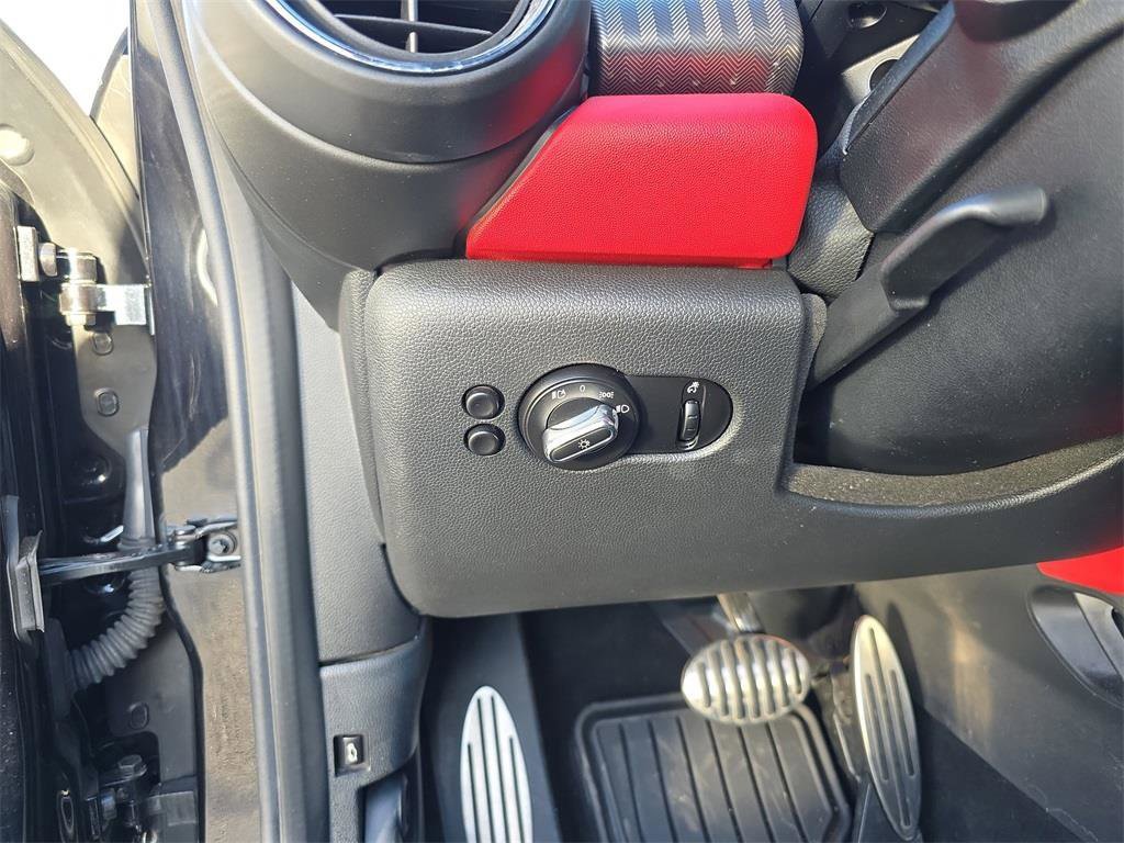 Used 2017 MINI Cooper 2-Door Hardtop image 26