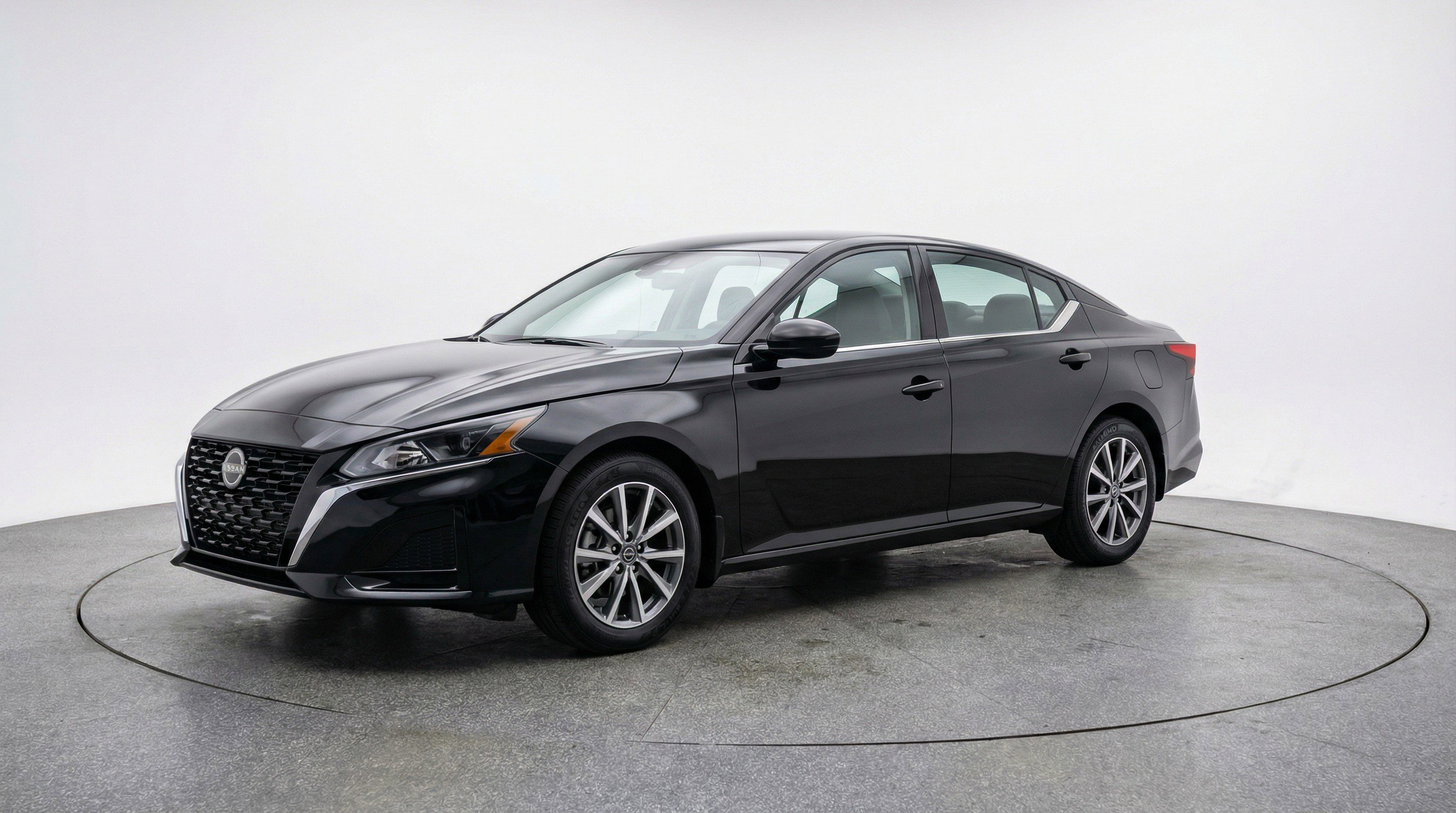 Used 2025 Nissan Altima 2.5 SV image 3