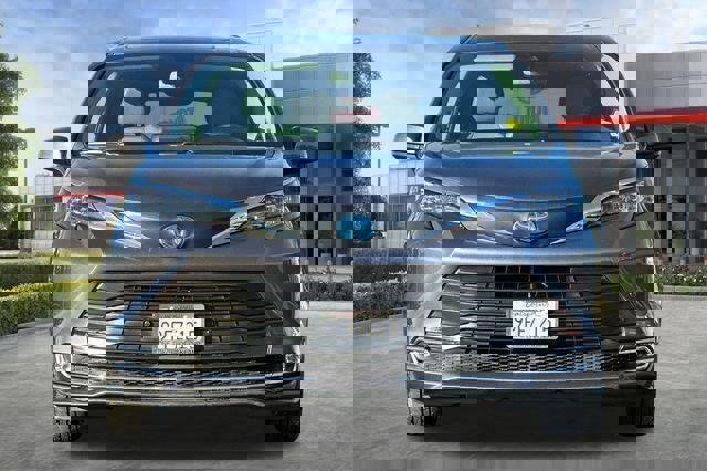 Used 2024 Toyota Sienna XLE w/ XLE Plus Package FWD image 11