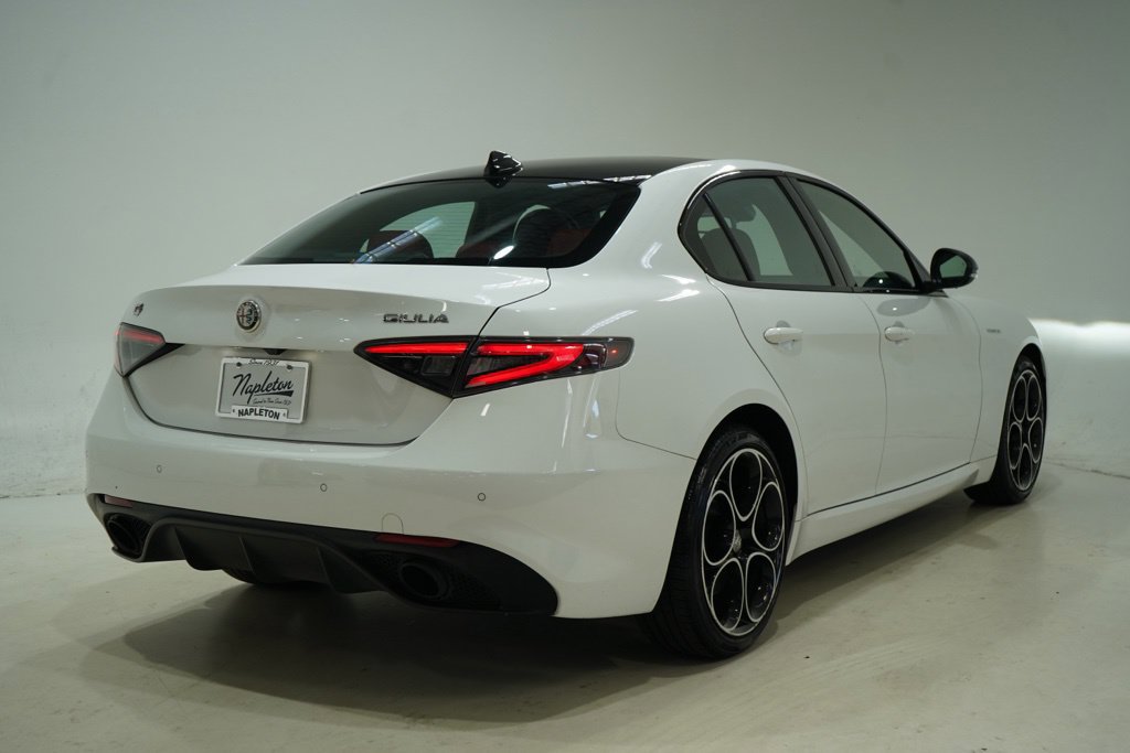 Used 2024 Alfa Romeo Giulia Veloce AWD/4WD image 7