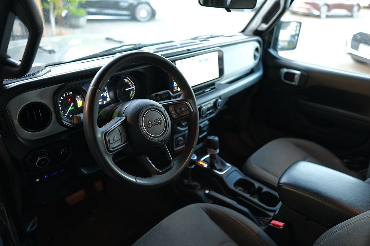Used 2024 Jeep Wrangler Unlimited w/ Technology Group AWD/4WD image 9