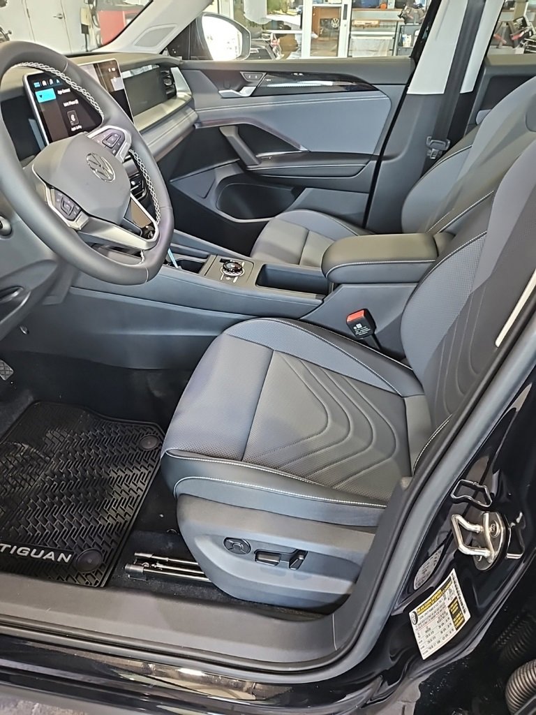New 2025 Volkswagen Tiguan SE image 28