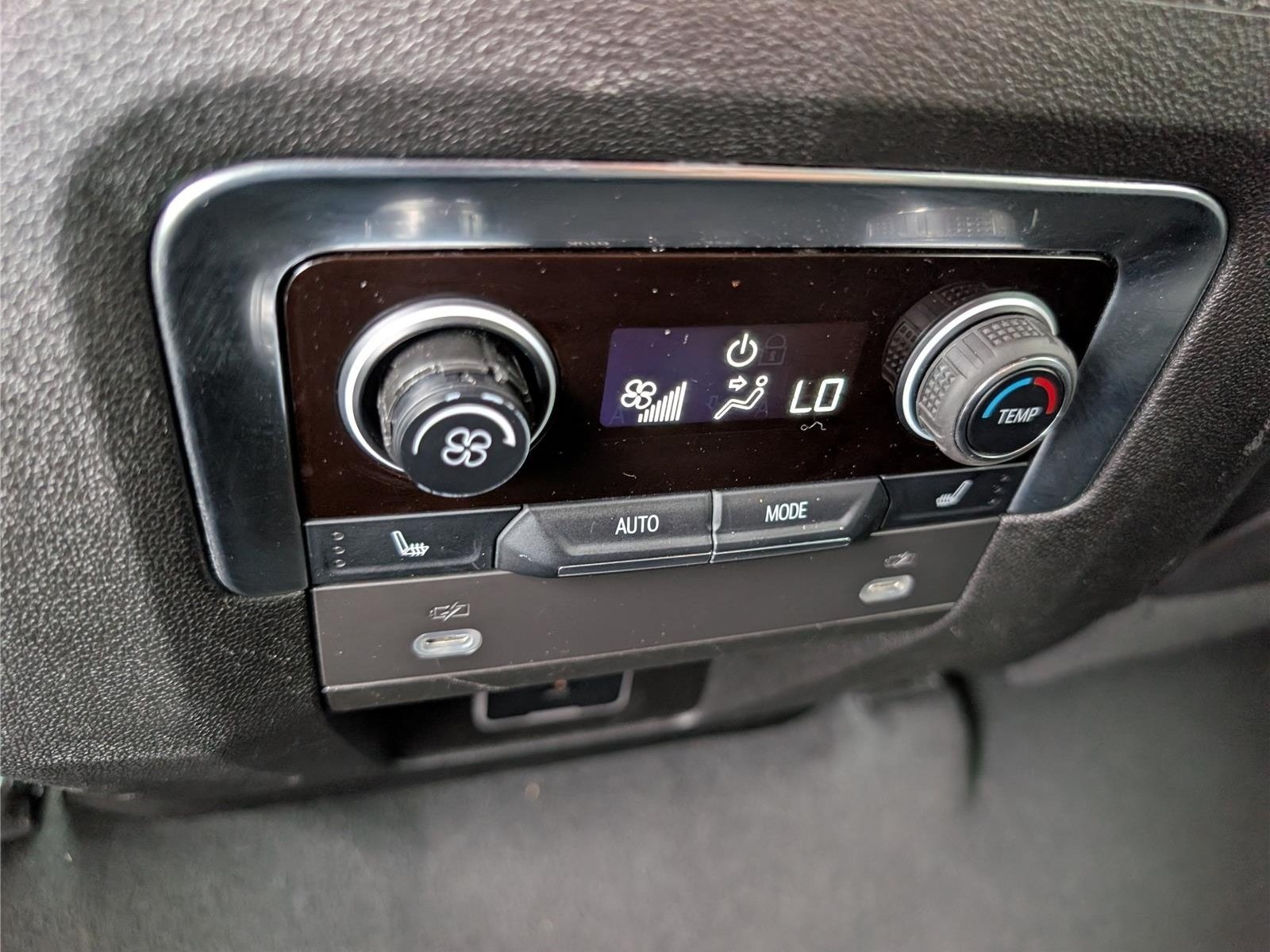 Used 2024 Chevrolet Suburban Premier RWD image 19