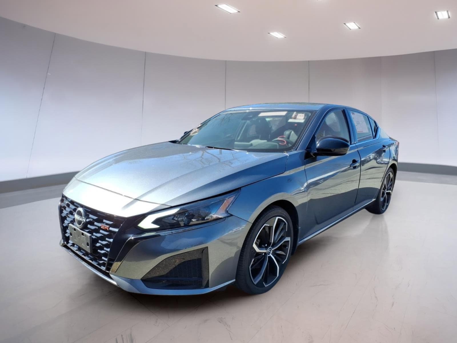 Used 2023 Nissan Altima 2.5 SR FWD image 2
