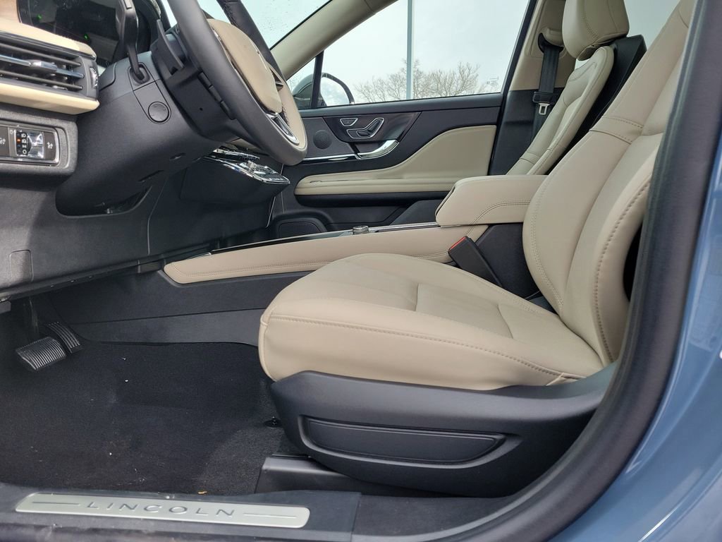 New 2026 Lincoln Corsair Reserve w/ Rear Removable Package Tray AWD/4WD image 17