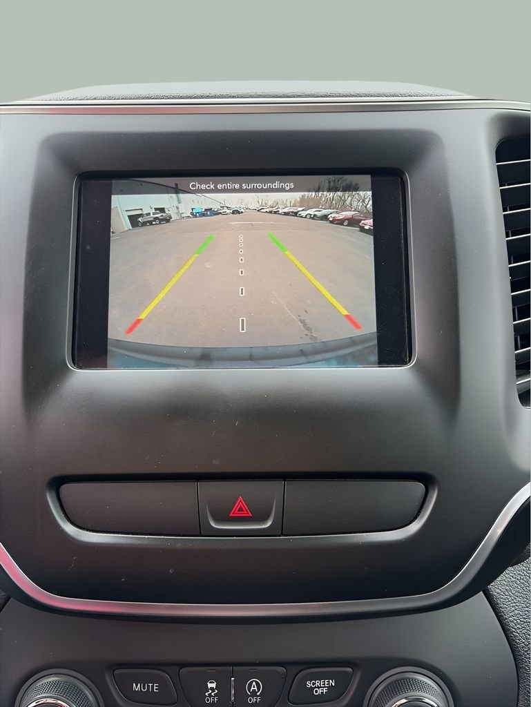 Used 2020 Jeep Cherokee Latitude w/ Cold Weather Group image 17