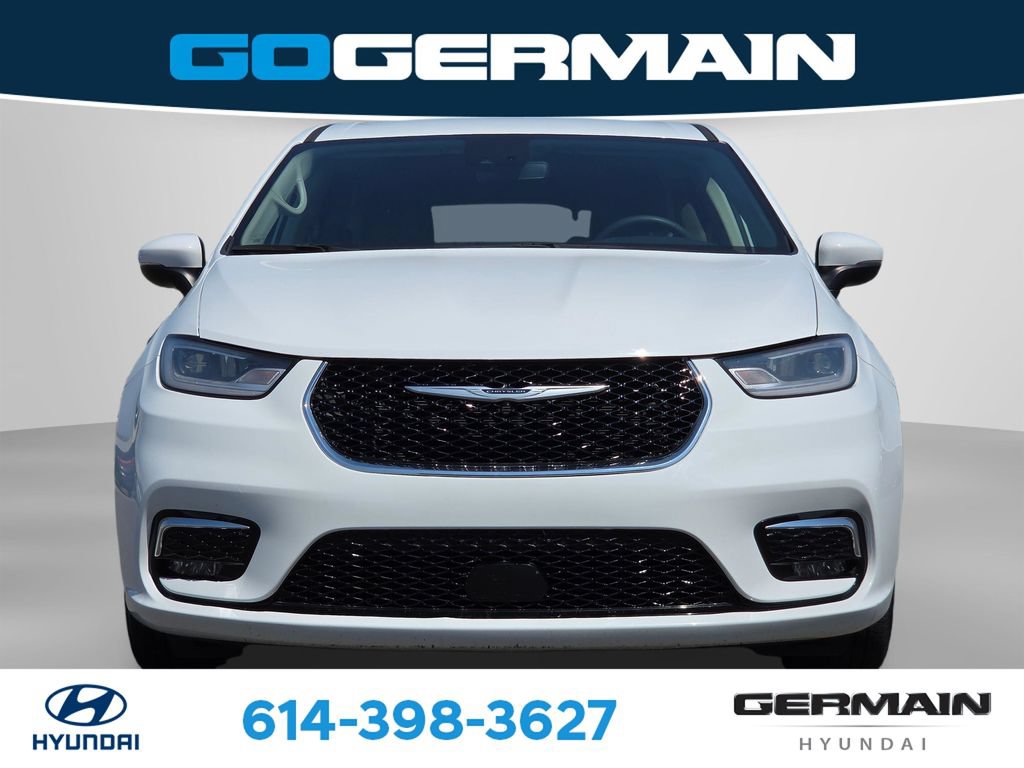 Used 2023 Chrysler Pacifica Touring-L FWD image 2