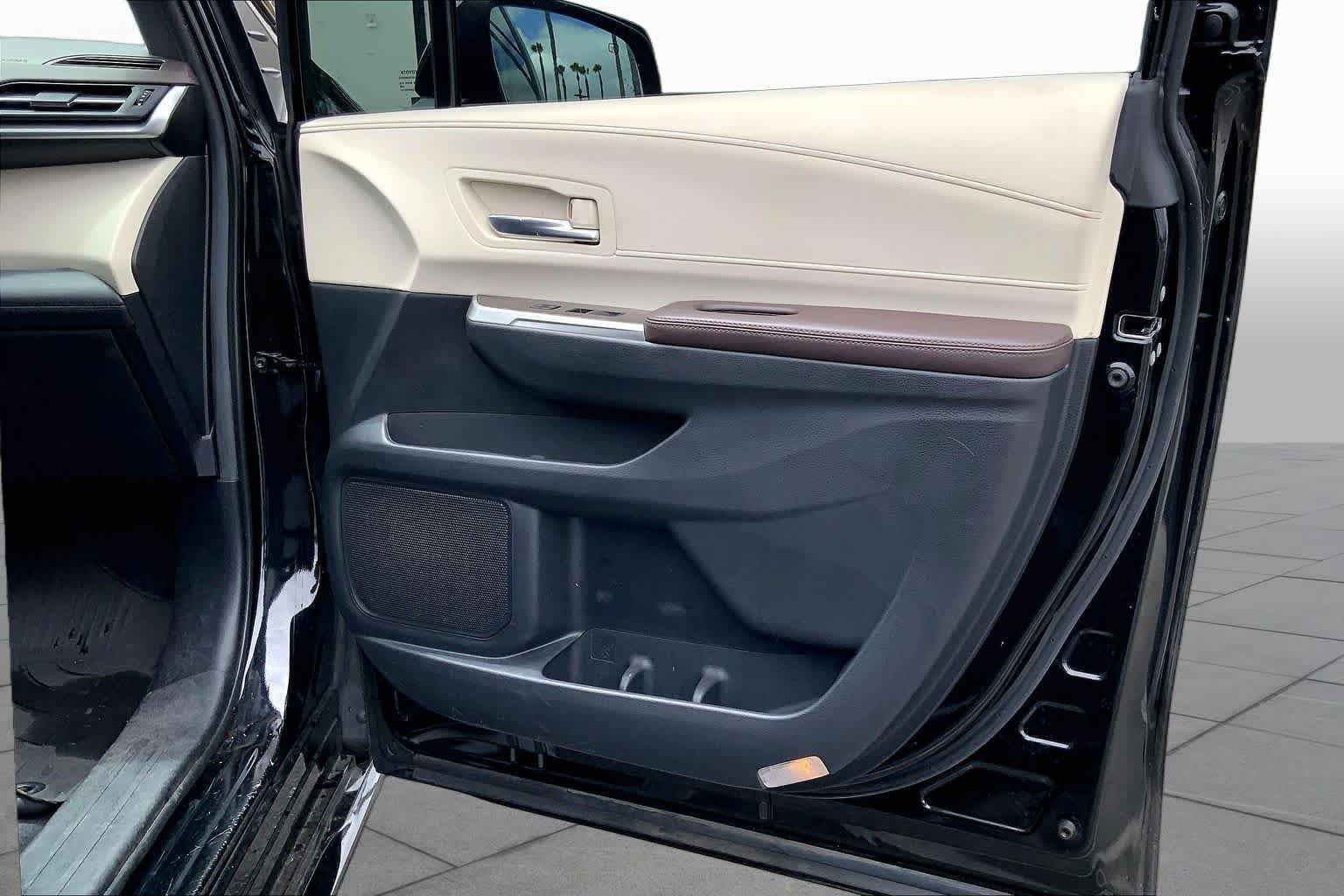 Certified 2024 Toyota Sienna Platinum FWD image 22