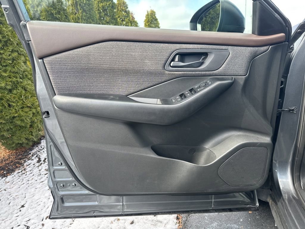 Used 2023 Nissan Rogue S image 8