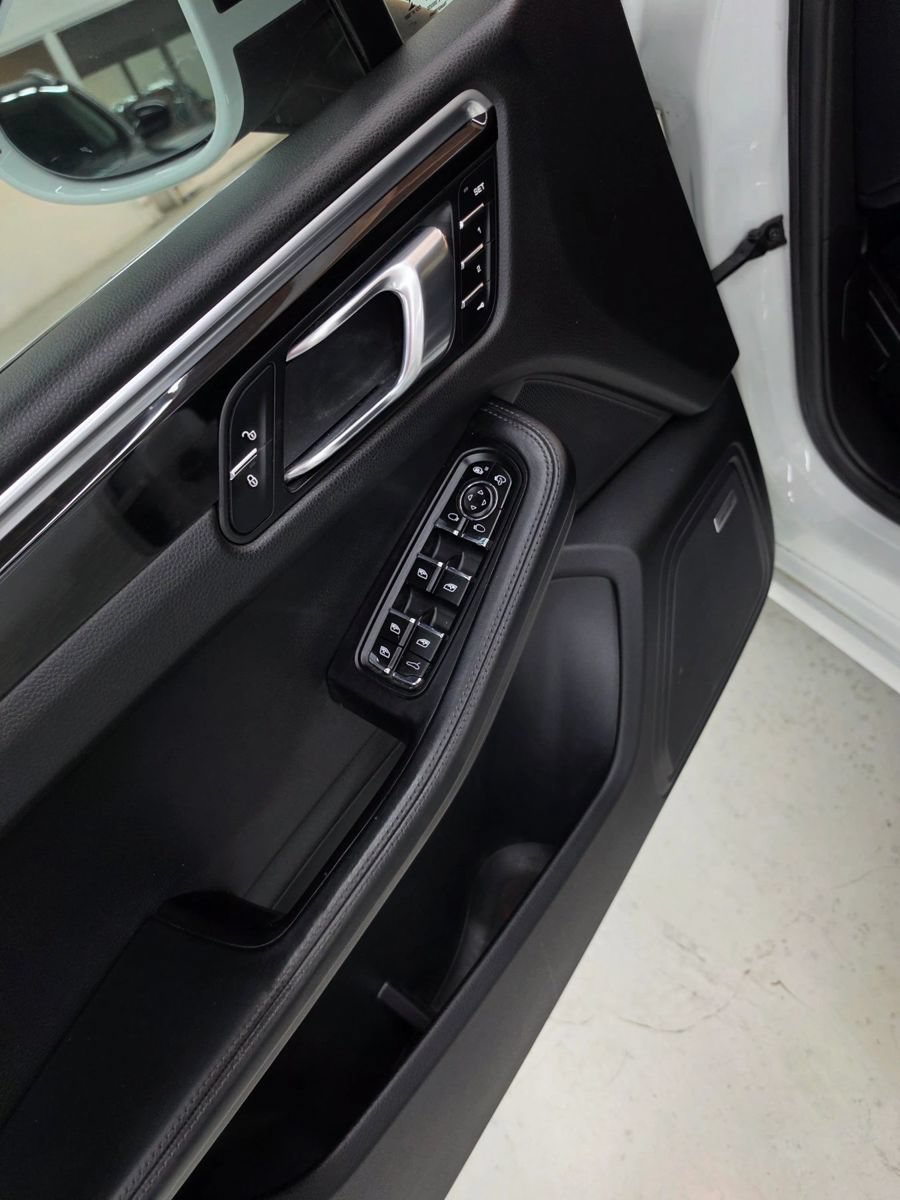 Used 2018 Porsche Macan Turbo w/ Premium Package Plus AWD/4WD image 17