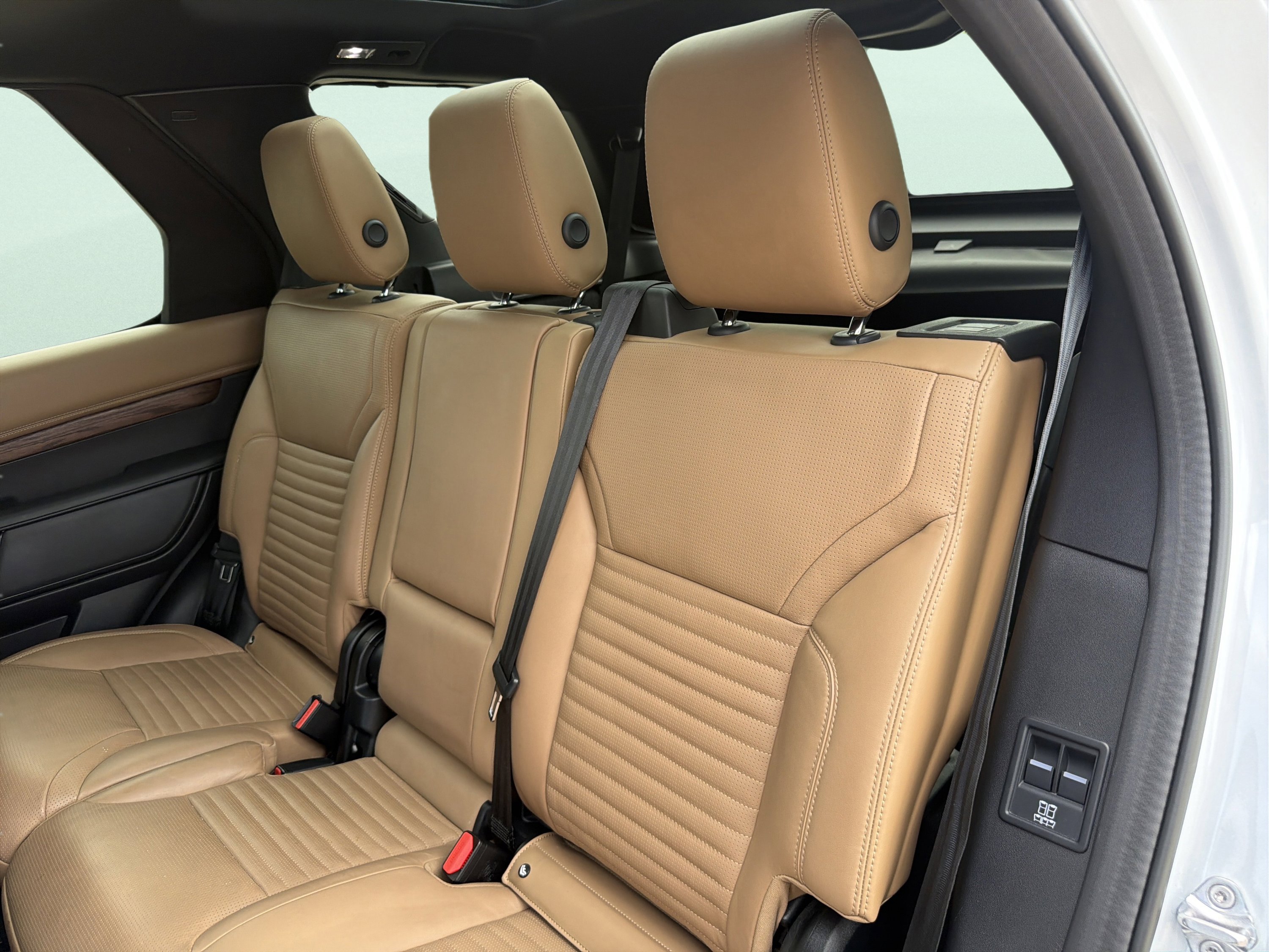 Used 2023 Land Rover Discovery Metropolitan Edition AWD/4WD image 17