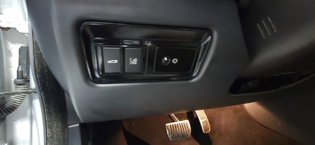 Used 2018 Jaguar XE S image 30