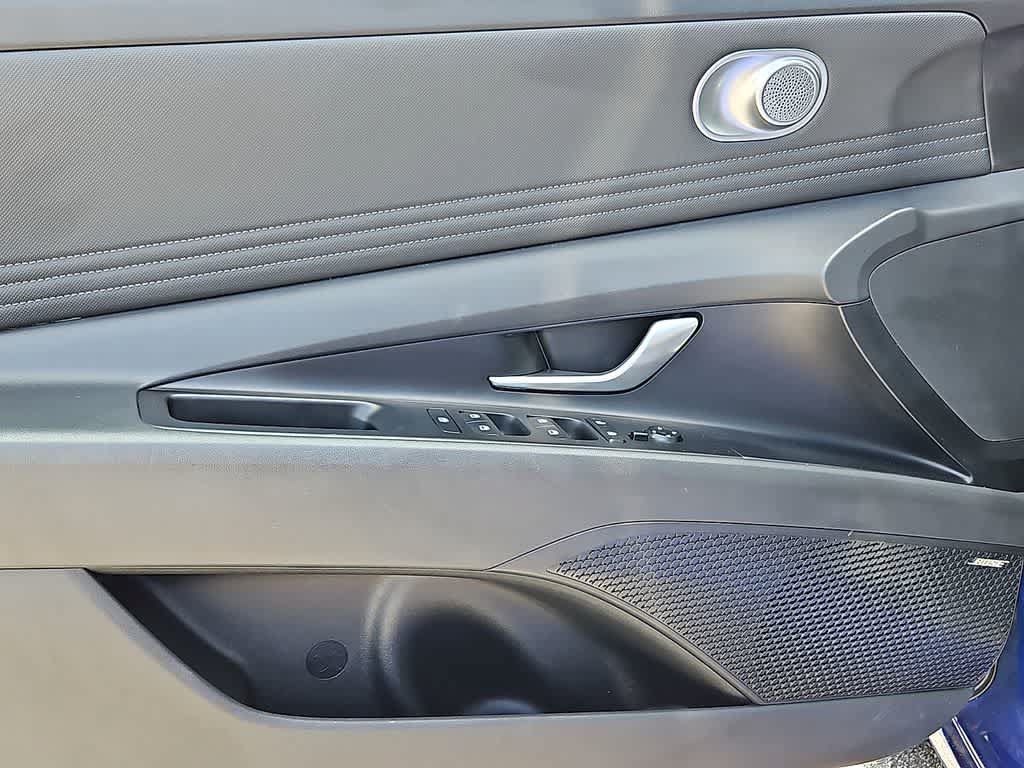 Used 2025 Hyundai Elantra Limited FWD image 11