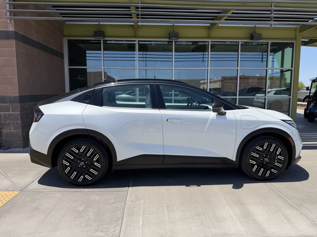 Used 2026 Nissan Leaf Platinum+ w/ Floor Mat Package (Platinum+) FWD image 9