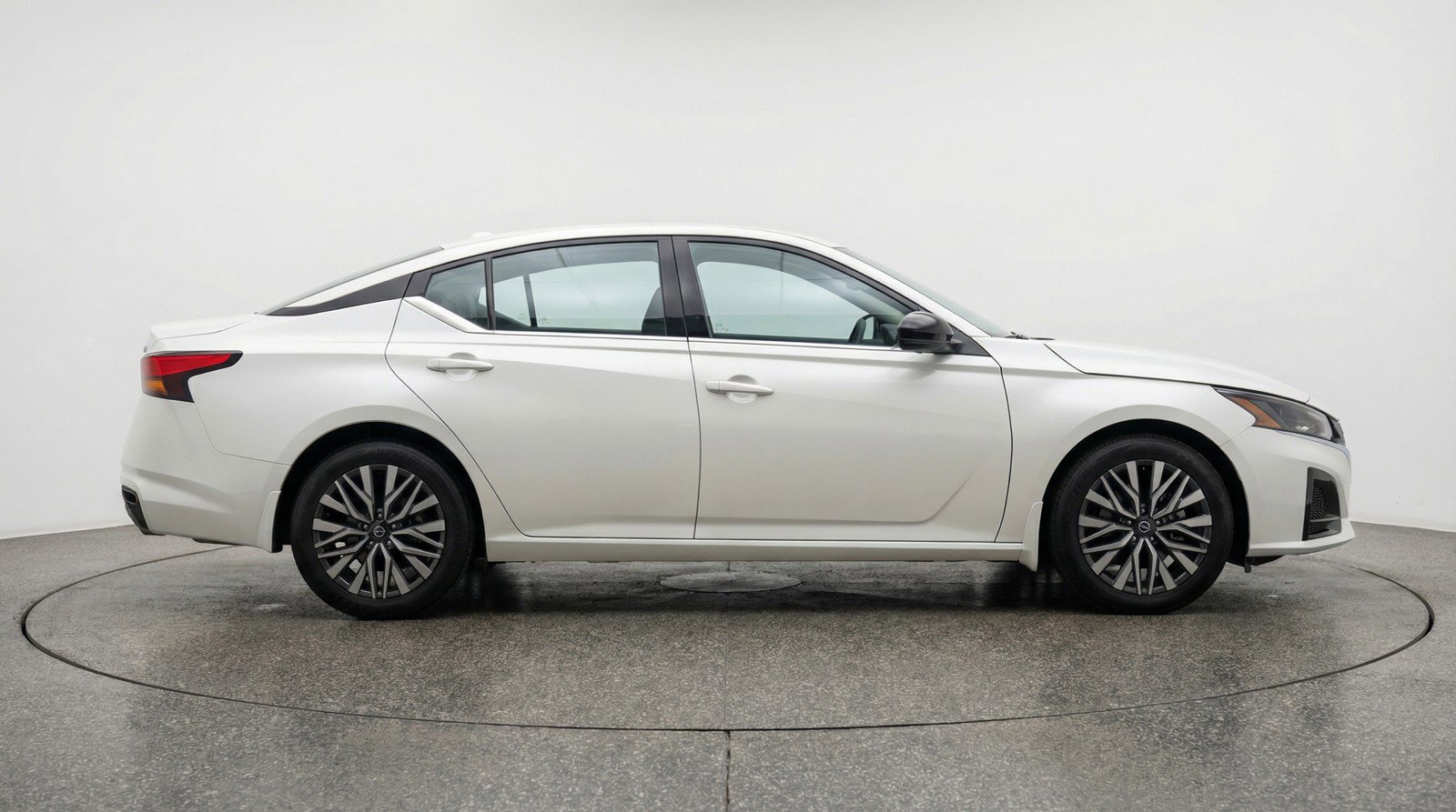 Used 2025 Nissan Altima 2.5 SV FWD image 11