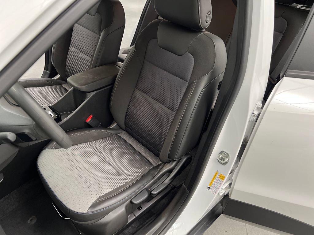 Used 2025 Chevrolet Trax LT FWD image 11