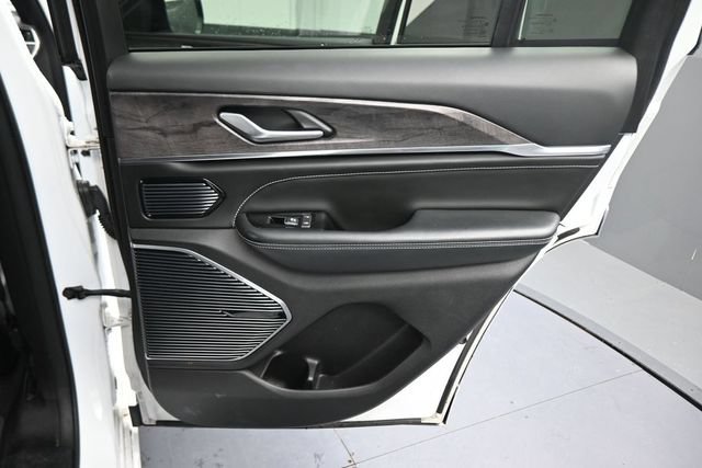 Used 2023 Jeep Grand Cherokee Overland AWD/4WD image 23