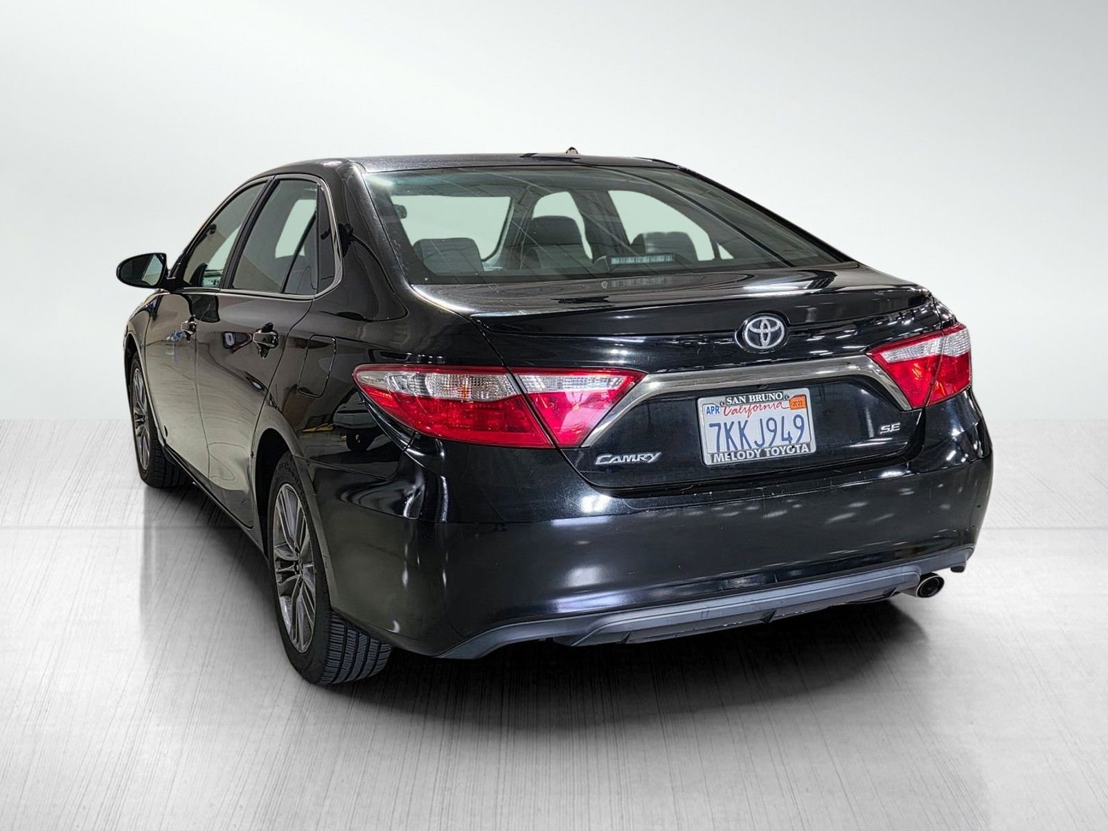Used 2015 Toyota Camry SE FWD image 5