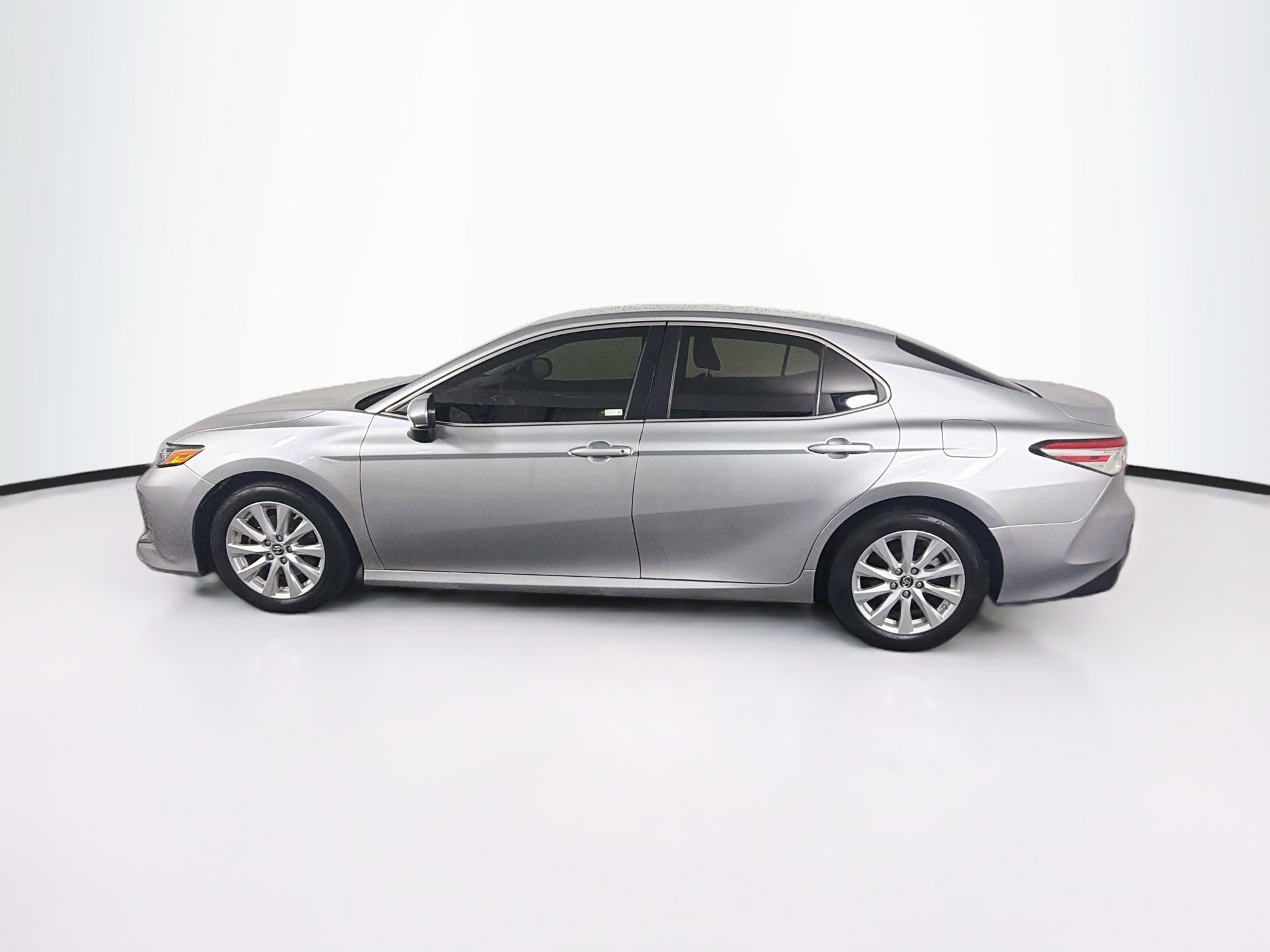 Used 2018 Toyota Camry LE FWD image 4