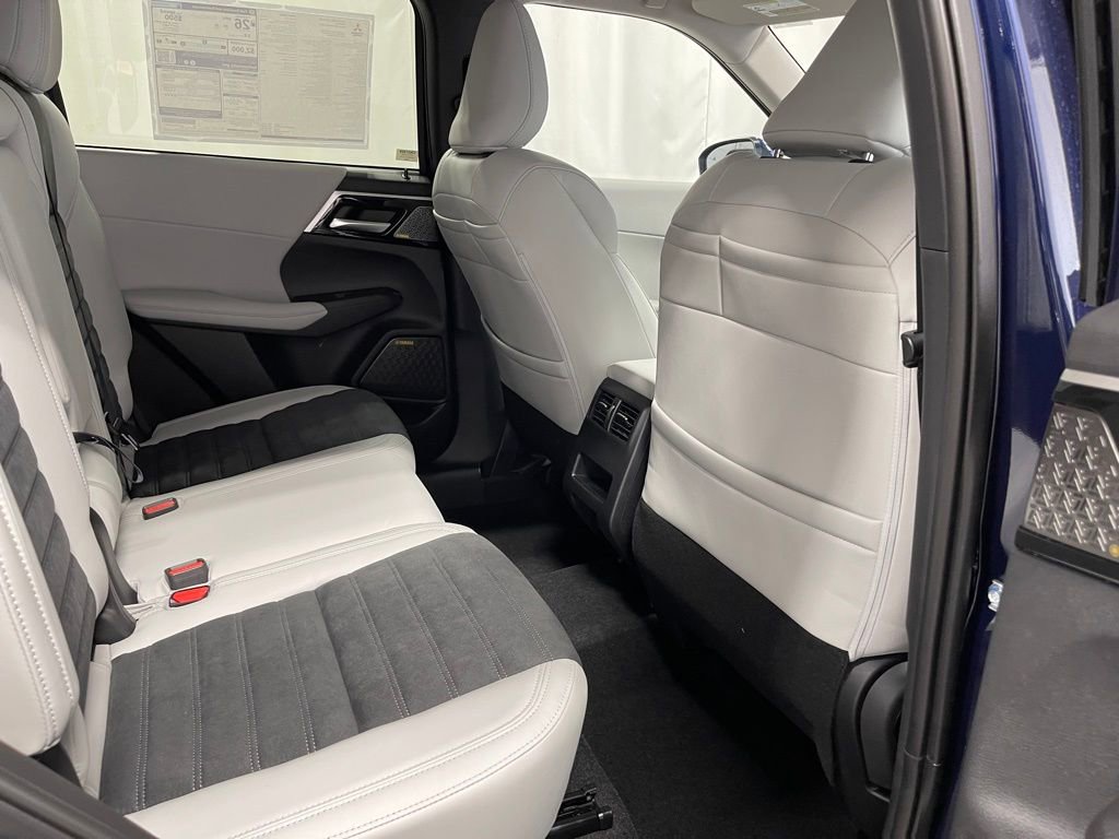 New 2025 Mitsubishi Outlander SE image 32