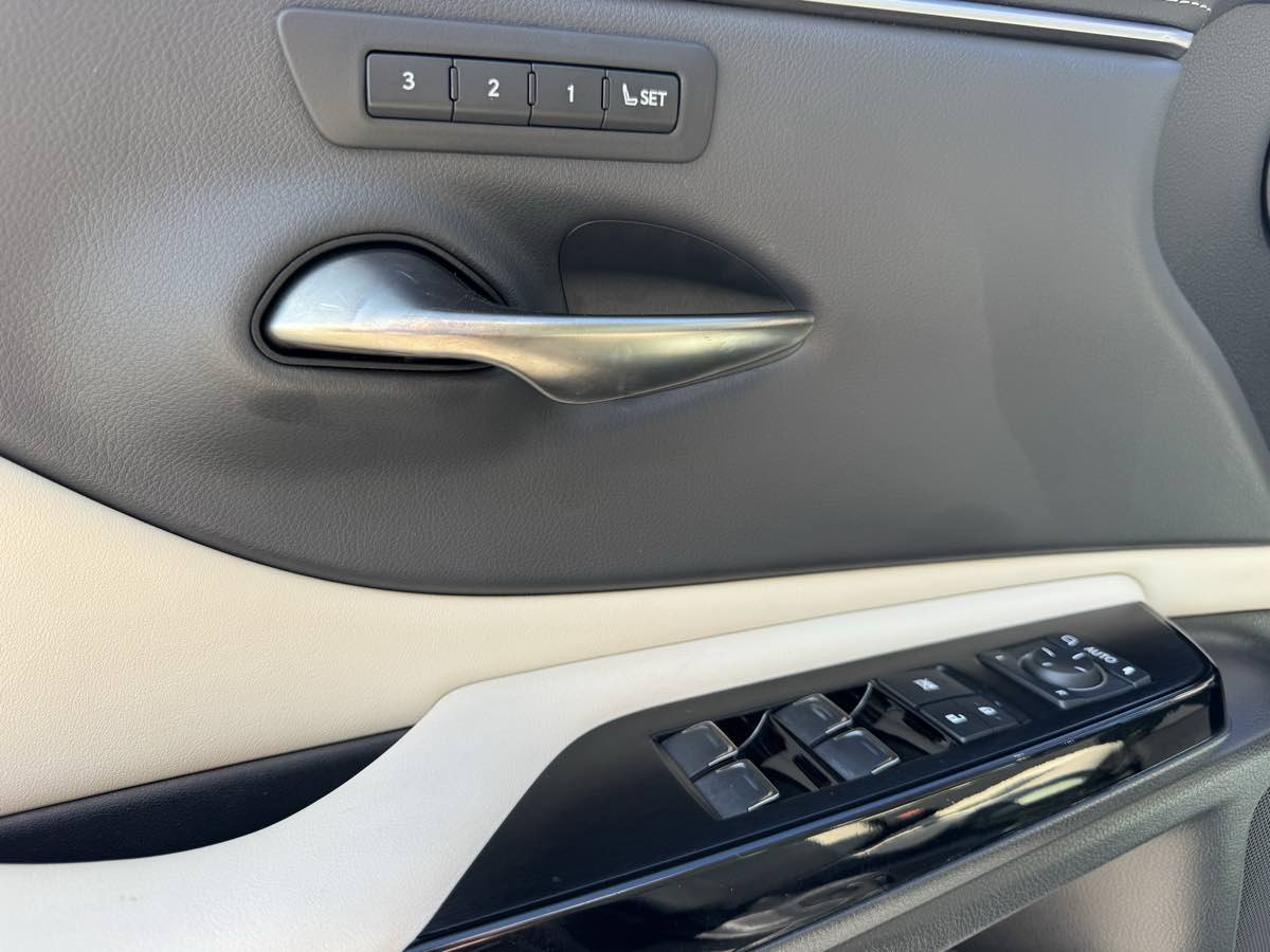 Used 2023 Lexus ES 350 w/ Premium Package FWD image 16
