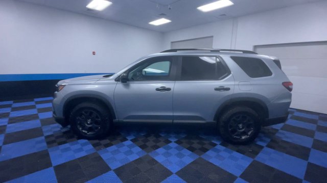Certified 2025 Honda Pilot TrailSport image 5