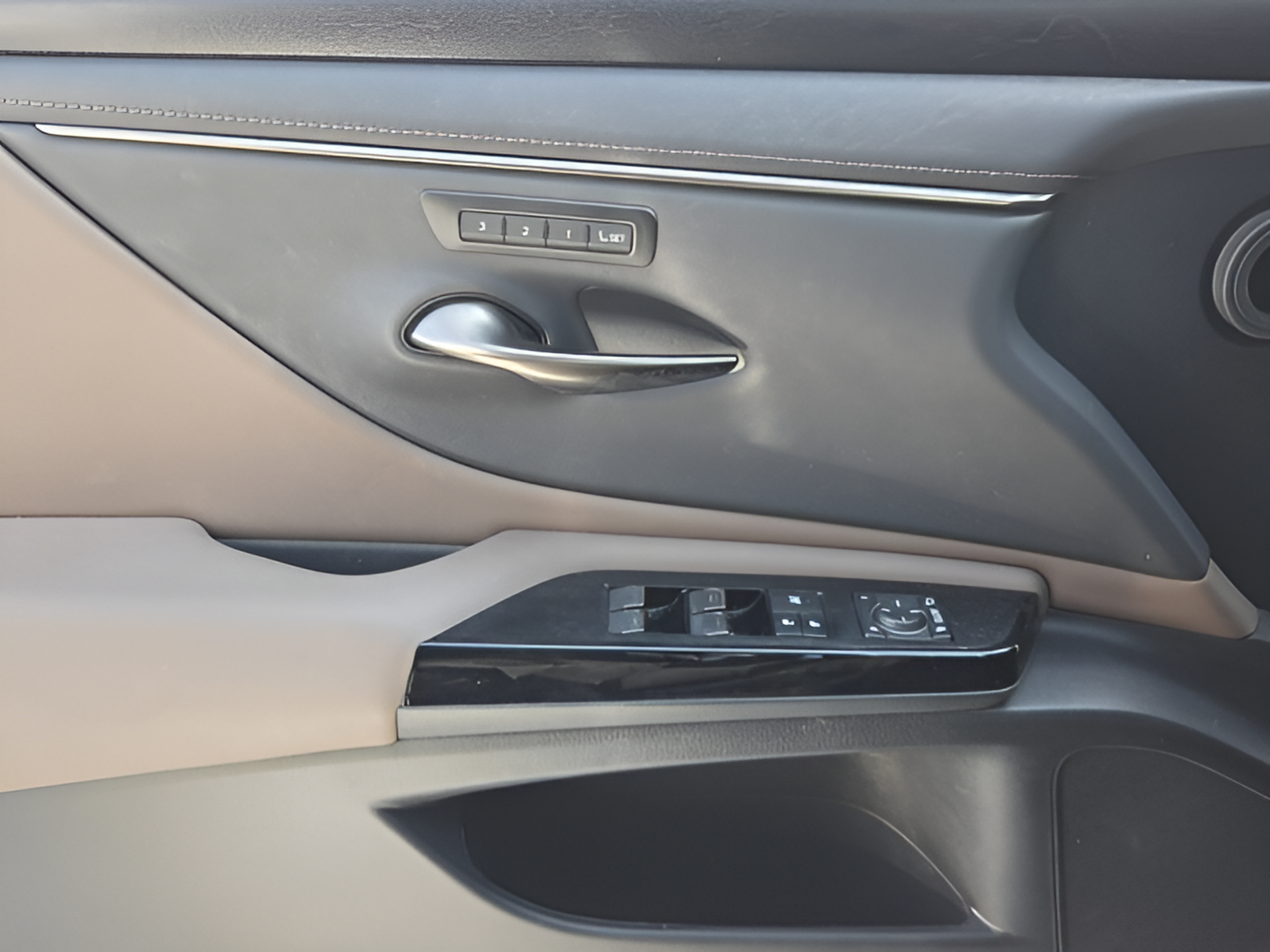 Used 2023 Lexus ES 300h w/ Premium Package FWD image 27