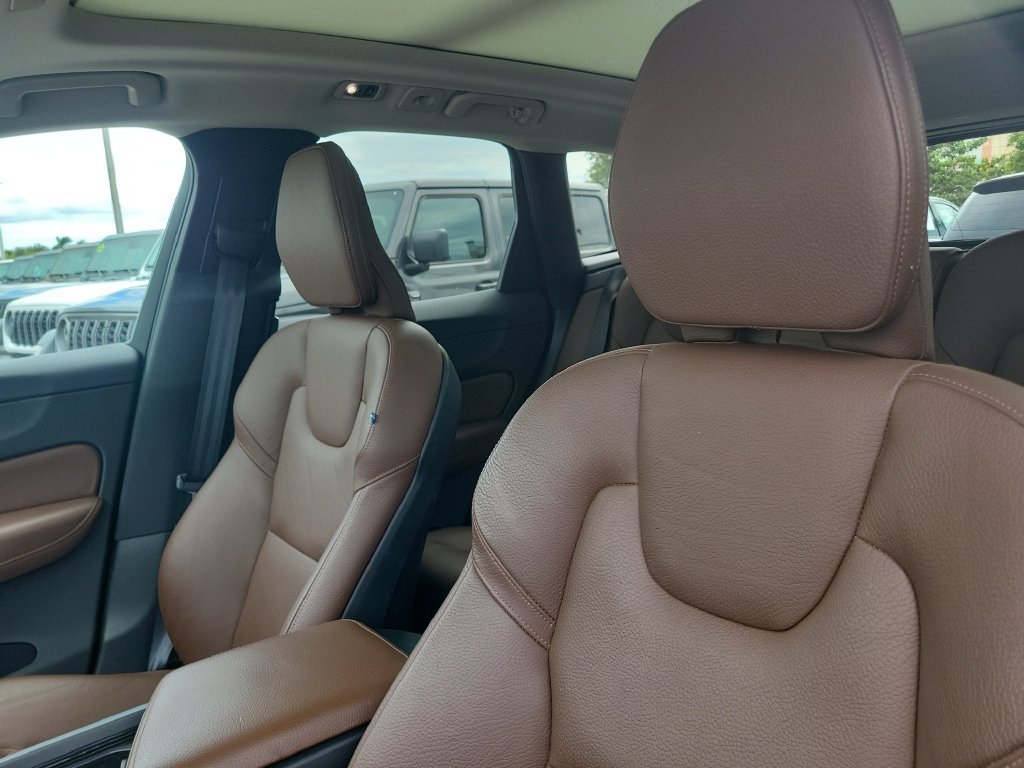 Used 2019 Volvo XC60 T6 Momentum w/ Multimedia Package AWD/4WD image 18