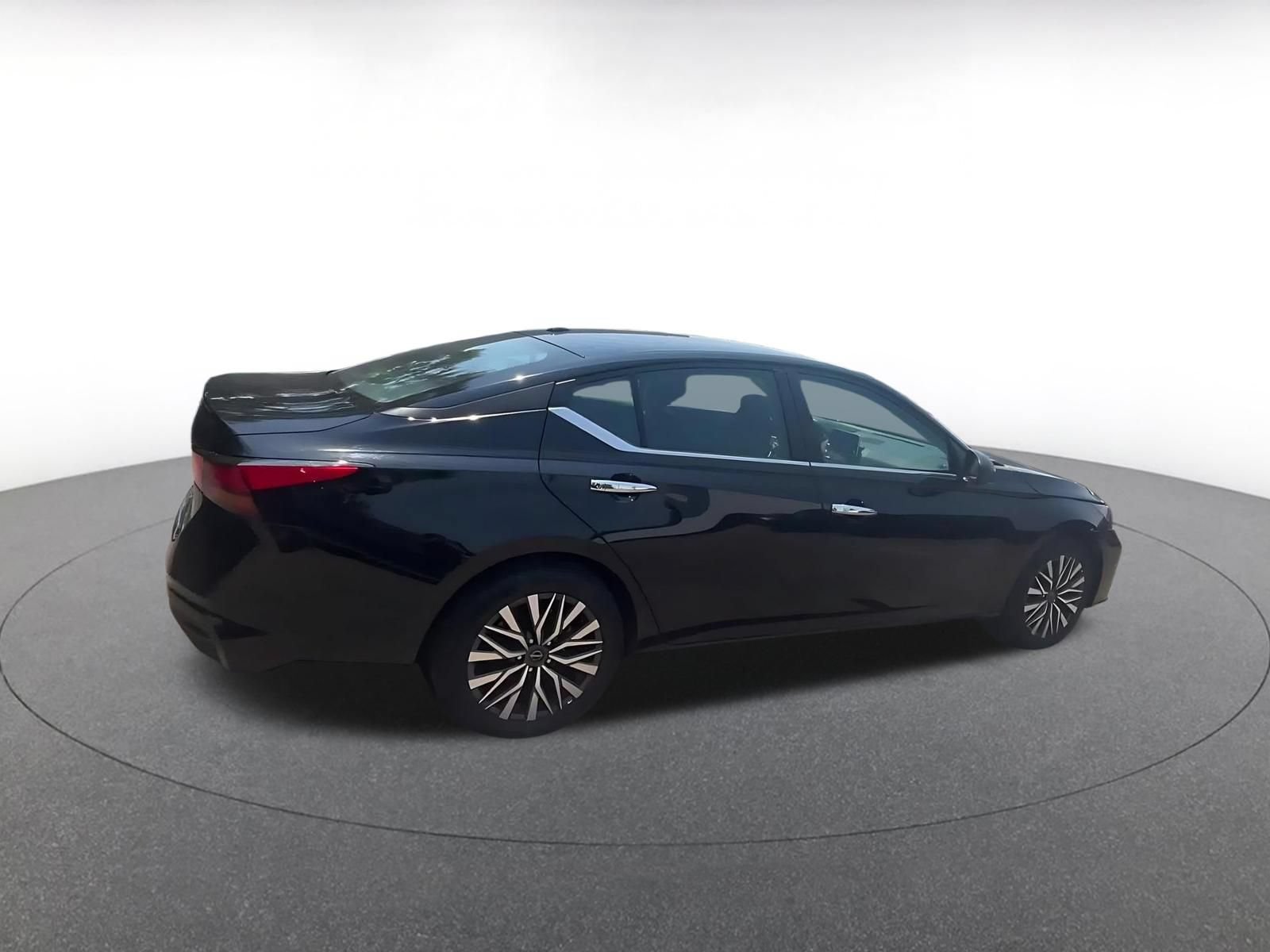 Used 2025 Nissan Altima 2.5 SV FWD image 14