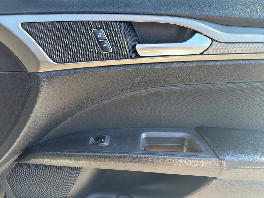 Used 2018 Ford Fusion SE w/ Fusion SE Technology Package FWD image 12
