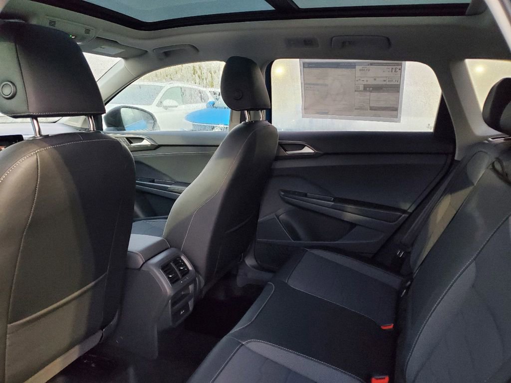 New 2025 Volkswagen Taos SE FWD image 5