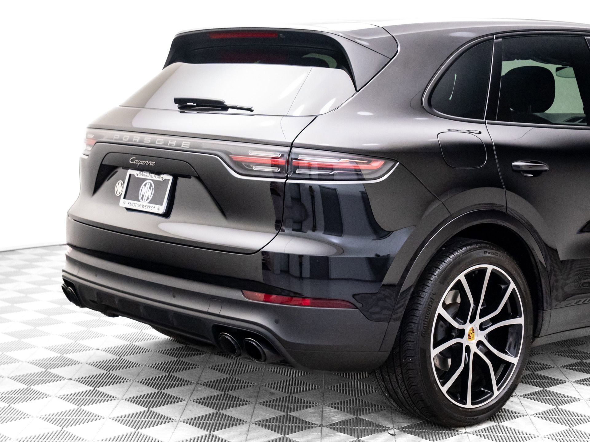 Certified 2023 Porsche Cayenne Platinum Edition image 33